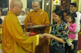 Đầu xuân đi chùa, hái lộc